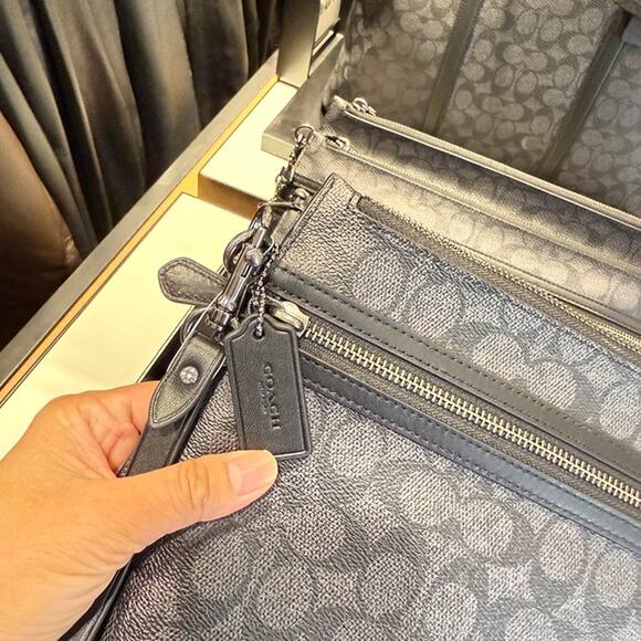 Coach Carry All Pouch In Signature Canvas CY985 - Picture 7 of 7